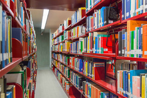 Rote Bücherregale in der Universitätsbilbliothek.